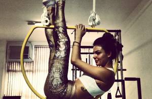 Isis Valverde voltar a praticar pilates após retirar colar cervical