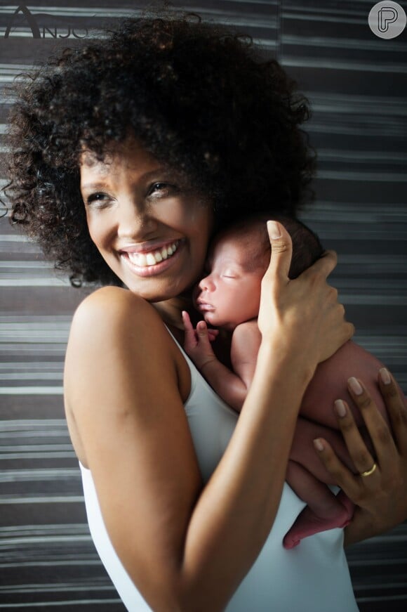 Isabel Fillardis deu à luz Kalel, seu terceiro filho, em dezembro de 2013
