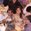 Fernanda Paes Leme senta no colo de Eri Johnson durante show de Roberto Carlos