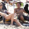 Megan (Isabelle Drummond) vai à praia com Danilo (Miguel Roncato) e deixa Pamela (Cláudia Abreu) e Dorothy (Luís Miranda) preocupadas, em 'Geração Brasil'