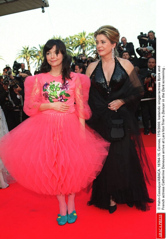 Björk rouba a cena com modelito duvidoso no Festival de Cannes de 2000