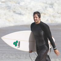 Vladimir Brichta surfa em praia do Rio durante folga de 'Tapas e Beijos'