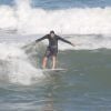 Vladimir Brichta surfa em praia do Rio durante tarde folga de 'Tapas e Beijos'