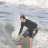 Vladimir Brichta surfa em praia do Rio durante tarde folga de 'Tapas e Beijos'