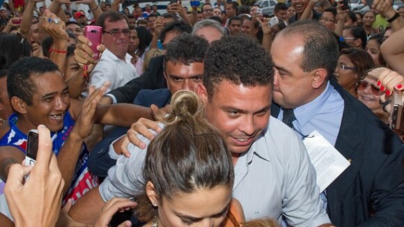 Bia Antony e Ronaldo aparecem juntos em evento beneficente em Fortaleza