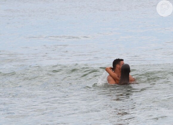Bia e Ronaldo trocam beijos em praia carioca