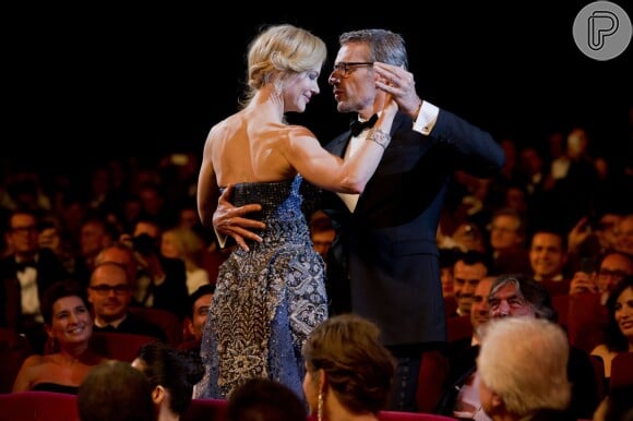 Lambert Wilson, apresentador da cerimônia de abertura do Festival de Cannes 2014, ensaia alguns passos com Nicole Kidman