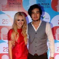 Isabelle Drummond acompanha namorado, Tiago Iorc, no Prêmio da Música Brasileira