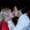 Isabelle Drummond e o namorado, Tiago Iorc, curtiram a noite em clima romântico e trocaram muitos beijos durante o evento
