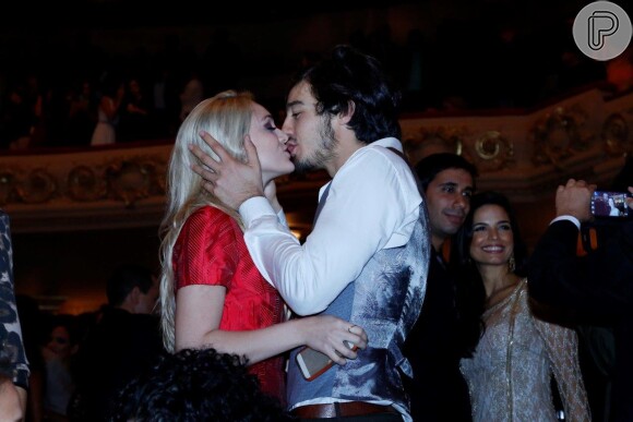 Isabelle Drummond e o namorado, Tiago Iorc, curtiram a noite em clima romântico e trocaram muitos beijos durante o evento