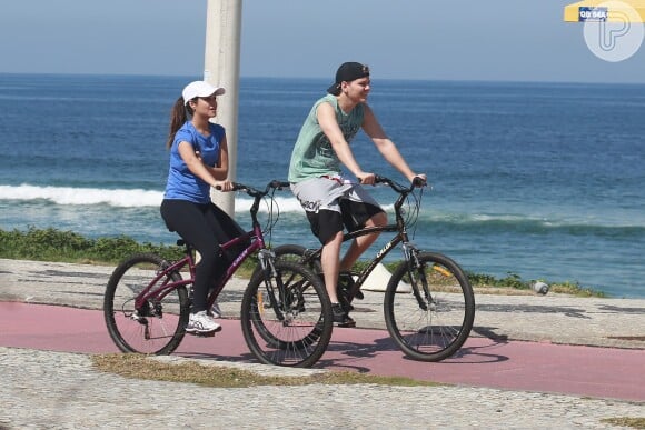 Michel Teló e Thais Fersoza elogiam a paisagem do Rio de Janeiro durante passeio de bicicleta: 'Dia lindo'