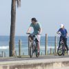 Michel Teló e Thais Fersoza andam de bicicleta na orla da Barra da Tijuca, no Rio de Janeiro, em 15 de maio de 2014