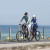 Michel Teló e Thais Fersoza andam de bicicleta na orla da Barra da Tijuca, no Rio de Janeiro, em 15 de maio de 2014