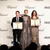 Cate Blanchett entrega os troféus para Logan Lerman e Adèle Exarchopoulos no Chopard Trophy, no Festival de Cannes 2014 