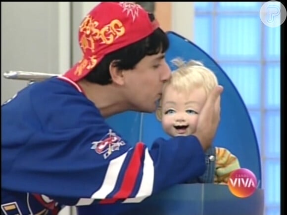 Ribamar (Tom Cavalcante) beija Caquinho, quando interpretado pelo boneco