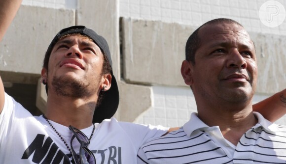 O pai do jogador, Neymar, tem o aconselhado a ficar na carreira