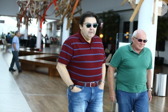 17 de maio de 2014- Fausto Silva passeia em shopping no Rio de Janeiro
