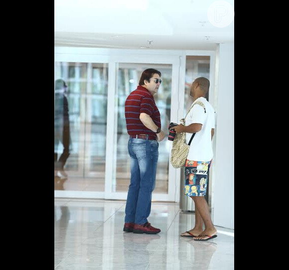 17 de maio de 2014- Fausto Silva mostra simpatia ao conversar com paparazzo durante passeio em shopping