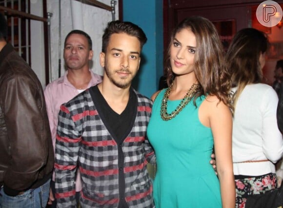 Junior Lima leva a namorada, a modelo Monica Benini, para o aniversário de Sandy