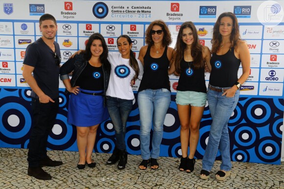 Daniel Rocha, Mariana Xavier, Samantha Schmutz, Ângela Vieira, Jéssika Alves e Vanessa Gerbelli na corrida contra o câncer de mama