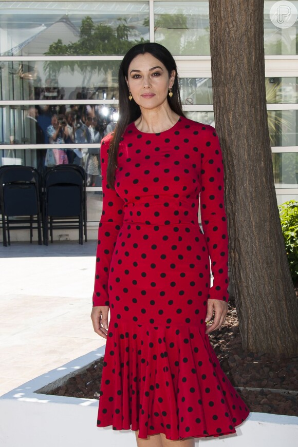 Monica Bellucci participa da coletiva de imprensa do filme 'Le Meraviglie', no Festival de Cannes, usando um vestido vermelho
