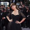 Monica Bellucci usa vestido da grife Dolce & Gabbana no Festival de Cannes