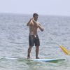 Bruno Gagliasso está aprendendo a surfar e corre quando tem tempo