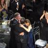 Jennifer Lawrence comemora, antes do incidente com o vestido, ao ganhar o prêmio de melhor atriz