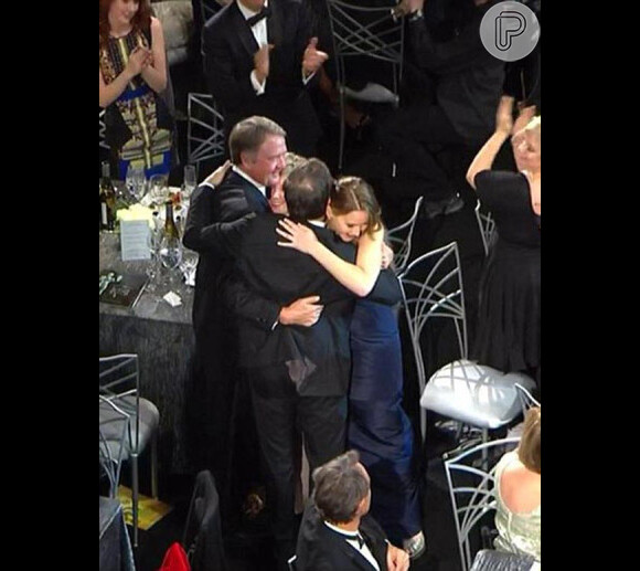 Jennifer Lawrence comemora, antes do incidente com o vestido, ao ganhar o prêmio de melhor atriz