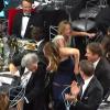 Jennifer Lawrence ajeita a parte do vestido que desceu diante do público