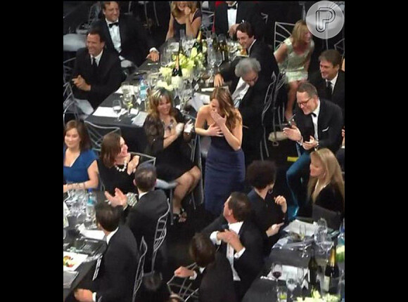 Jennifer Lawrence passa por incidente com o traje Dior diante das câmeras