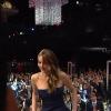 Jennifer Lawrence caminhava para receber o troféu de melhor atriz quando o seu vestido abriu na região das pernas
