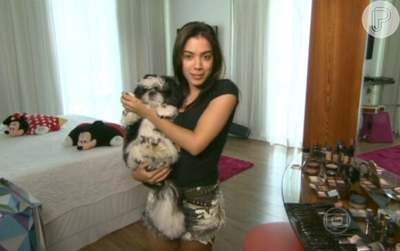 Anitta mostra o seu quarto no programa 'Mais Você' e aparece sem maquiagem na TV