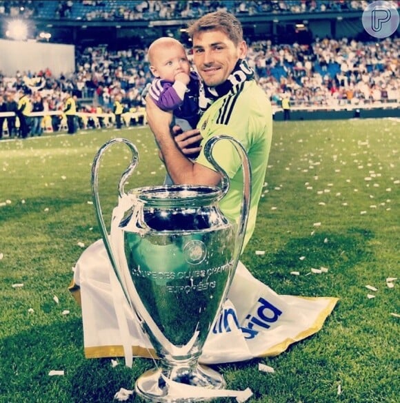 A relação de Iker Casillas e Sara Carbonero tornou-se pública na Copa do Mundo de 2010, na África do Sul, quando o jogador a beijou ao vivo. Eles são pais de Martín, de quatro meses