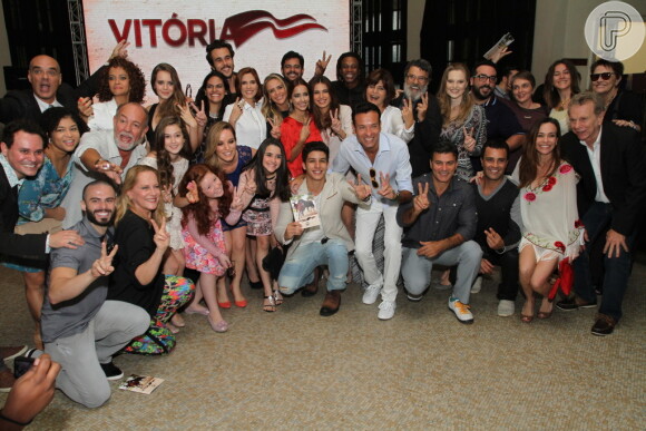 Elenco se reúne na coletiva de imprensa da novela 'Vitória', da Record, que aconteceu no salão nobre do Jockey Club Brasileiro, na Gávea, Zona Sul do Rio de Janeiro, nesta quarta-feira, 21 de maio de 2014
