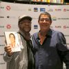 Zeca Pagodinho recebe Martinho da Vila no lançamento de sua biografia, 'Deixe o samba me levar', no Rio de Janeiro, em 21 de maio de 2014