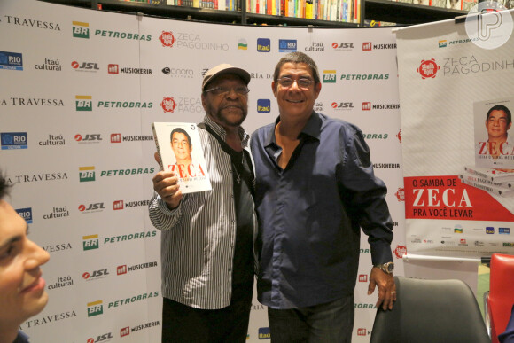 Zeca Pagodinho recebe Martinho da Vila no lançamento de sua biografia, 'Deixe o samba me levar', no Rio de Janeiro, em 21 de maio de 2014