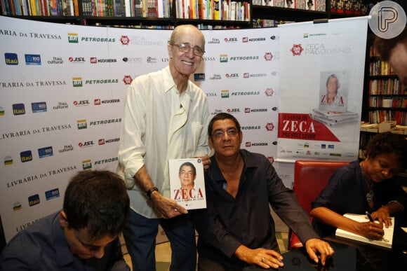 Zeca Pagodinho posa com fãs e autores de sua biografia
