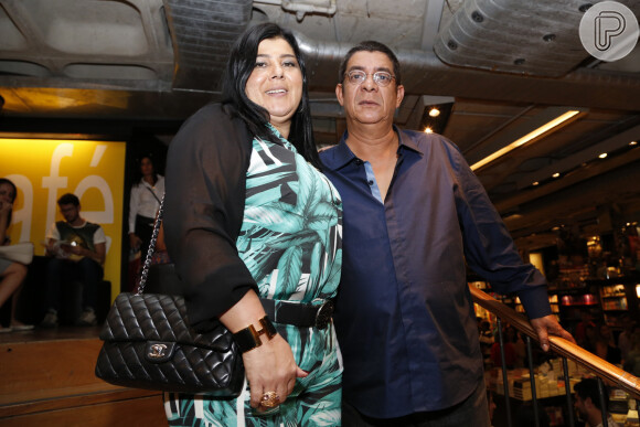 Zeca Pagodinho posa com a mulher, Mônica Silva, no lançamento de sua biografia