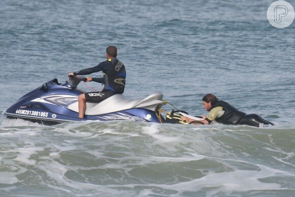 Mário Frias é rebocado por jet ski após queda