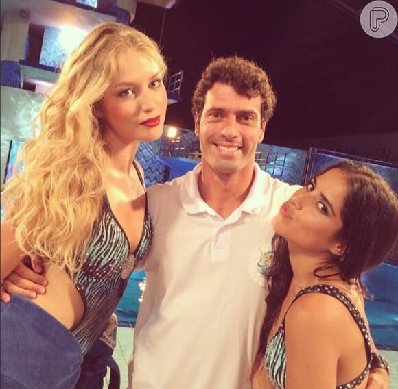 Hugo Parisi ao lado de Rhaísa Batista e Camila Camargo