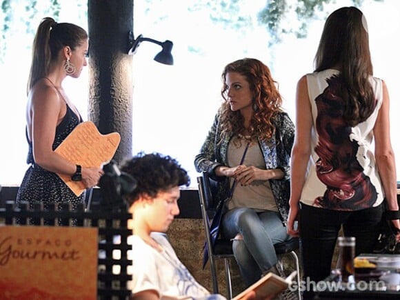 Vanessa (Maria Eduarda) implica com Clara (Giovanna Antonelli) por ciúmes de Marina (Tainá Müller) na novela 'Em Família'