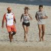 Danielle Winits coloca o namorado, Amaury Nunes, para malhar com ela na praia