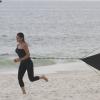 A loira pega pesado nos treinos na praia