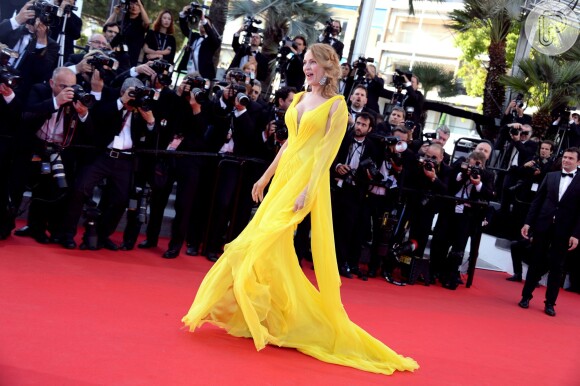 Uma Thurman veste Versace na première do filme 'Clouds of Sils Maria' durante o Festival de Cannes 2014