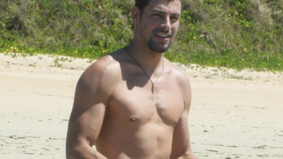 Cauã Reymond posa sem camisa em Fernando de Noronha, onde curte férias com Grazi