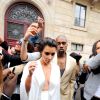 Usando decotão, Kim Kardashian vai para festa de pré-casamento na França; solialite se casará com Kanye West neste sábado, 24 de maio de 2014