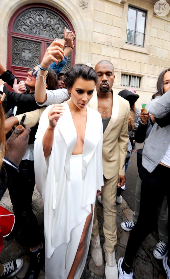 Usando decotão, Kim Kardashian vai para festa de pré-casamento na França; solialite se casará com Kanye West neste sábado, 24 de maio de 2014