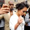 Kim Kardashian é rodeada por fotógrafos que 'acampanharam na saída do hotel onde a 'noiva' está hospedada na França com Kanye West