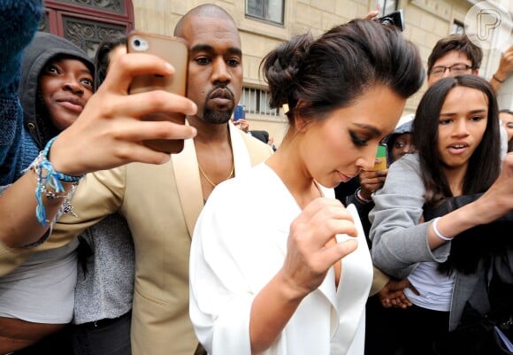 Kim Kardashian é rodeada por fotógrafos que 'acampanharam na saída do hotel onde a 'noiva' está hospedada na França com Kanye West